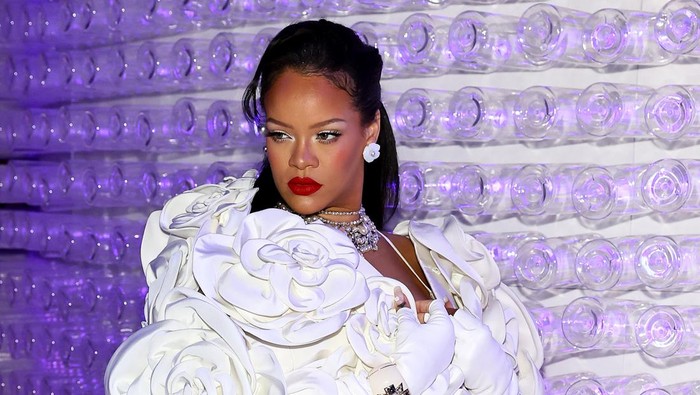 NEW YORK, NEW YORK - MAY 01: Rihanna attends The 2023 Met Gala Celebrating Karl Lagerfeld: A Line Of Beauty at The Metropolitan Museum of Art on May 01, 2023 in New York City. (Photo by Arturo Holmes/MG23/Getty Images for The Met Museum/Vogue)