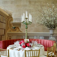 Inilah area para tamu menikmati hidangan spesial MET Gala 2023. Suasana dibuat bak perpustakaan yang mengingatkan pada hobi Karl membaca buku. Kabarnya, desainer asal Jerman itu mengoleksi 300.000 buku hingga akhir hayatnya saat wafat pada Februari 2019.   (Foto: Arturo Holmes/MG23/Getty Images for The Met Museum/Vogue)