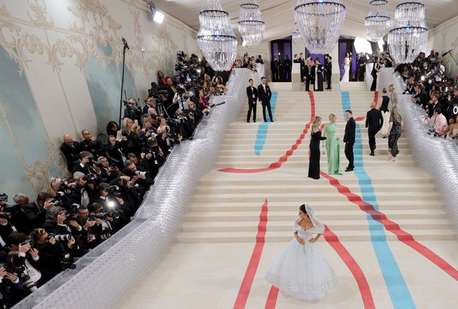 Karpet yang menutupi tangga ikonis serta gambar yang menghiasi dinding tenda karpet merah turut merepresentasikan kepribadikan mendiang desainer Chanel dan Fendi itu. Dinding dihiasi lukisan panel bergaya trompe-l’oeil seperti di apartemen Karl di Paris. Adapun garis berbentuk S di karpet terinspirasi dari buku penulis William Hogarth dari abad ke-18 yang dikoleksi Karl. (Foto: Neilson Barnard/MG23/Getty Images for The Met Museum/Vogue)