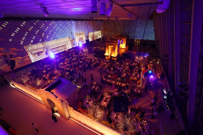 Pencahayaan yang dramatis turut menyempurnakan momen glamor pesta di MET Gala 2023. (Foto: Arturo Holmes/MG23/Getty Images for The Met Museum/Vogue)