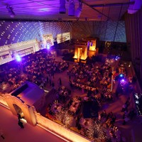 Pencahayaan yang dramatis turut menyempurnakan momen glamor pesta di MET Gala 2023. (Foto: Arturo Holmes/MG23/Getty Images for The Met Museum/Vogue)