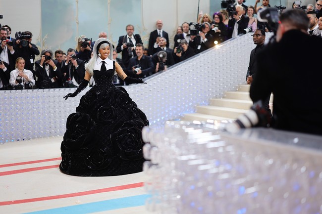 Setiap tahun, interior dan dekorasi MET Gala berubah sesuai dengan tema yang diusung. Untuk MET gala 2023 yang merayakan pembukaan pameran Karl Lagerfeld: A Line of Beauty, botol kaca daur ulang mendominasi dari karpet merah hingga ke dalam Metropolitan Museum of Art, New York City, AS, yang menjadi tuan rumah acara yang digelar pada Senin (1/5/2023) tersebut. (Foto: Matt Winkelmeyer/MG23/Getty Images for The Met Museum/Vogue)