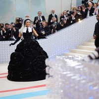 Setiap tahun, interior dan dekorasi MET Gala berubah sesuai dengan tema yang diusung. Untuk MET gala 2023 yang merayakan pembukaan pameran Karl Lagerfeld: A Line of Beauty, botol kaca daur ulang mendominasi dari karpet merah hingga ke dalam Metropolitan Museum of Art, New York City, AS, yang menjadi tuan rumah acara yang digelar pada Senin (1/5/2023) tersebut. (Foto: Matt Winkelmeyer/MG23/Getty Images for The Met Museum/Vogue)
