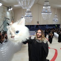 Botol tersebut juga disulap menjadi lampu kristal yang menggantung di atas karpet merah. Tadao memilih botol bekas karena bersinggungan dengan sosok Karl yang visioner dan selalu berorientasi pada masa depan. Belakangan, mendaur ulang dipandang sebagai tren gaya hidup yang kekinian.  “Ini mengingatkan pada cinta Karl akan sesuatu yang modern,” tulis Eaddy Kiernan, salah seorang editor Vogue, yang ikut terlibat mempersiapkan MET 2023. (Foto: Kevin Mazur/MG23/Getty Images for The Met Museum/Vogue)