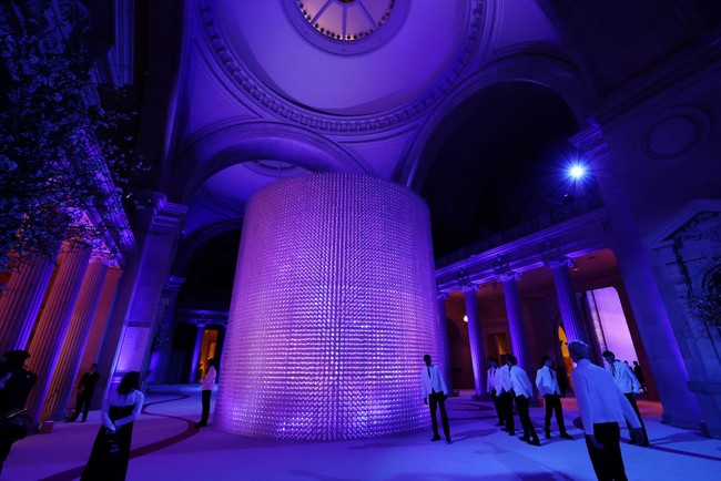 Di dalam area museum, terdapat instalasi megah berbentuk tabung raksasa yang terbuat dari botol kaca daur ulang pula. Vogue mengabarkan, ada ribuan botol kaca yang dipakai. (Foto: Cindy Ord/MG23/Getty Images for The Met Museum/Vogue)