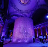 Di dalam area museum, terdapat instalasi megah berbentuk tabung raksasa yang terbuat dari botol kaca daur ulang pula. Vogue mengabarkan, ada ribuan botol kaca yang dipakai. (Foto: Cindy Ord/MG23/Getty Images for The Met Museum/Vogue)