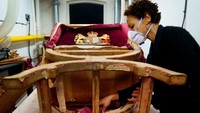 Kursi St. Edward, dibuat lebih dari 700 tahun yang lalu dari kayu ek Baltik dan pertama kali digunakan pada Penobatan Raja Edward II.  