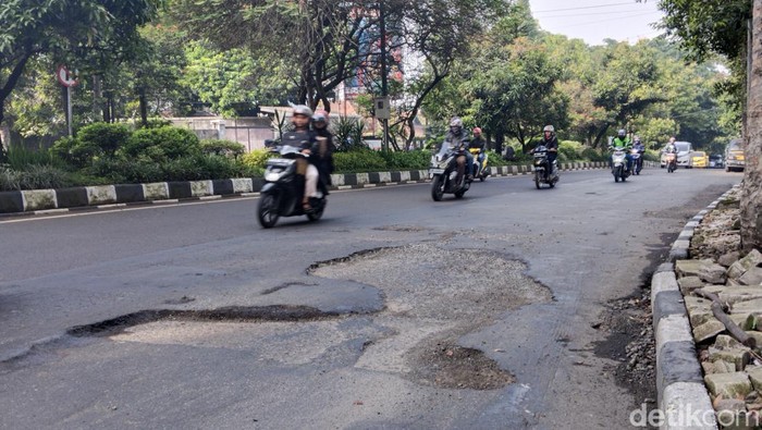 Jalan berlubang dekat Pasar Simpang Dago.