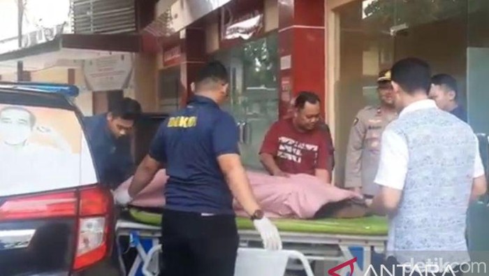Jenazah pelaku penembakan di kantor MUI Pusat dibawa ke RS Polri (dok. Antara)