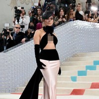 Bintang film 53 tahun itu datang ke Met Gala 2023 mengenakan gaun satin halter-neck dari desainer Ralph Lauren. Gaun buatan tangan itu hadir dengan detail collar bunga hitam dan rok satin berwarna pink. Foto: Getty Images