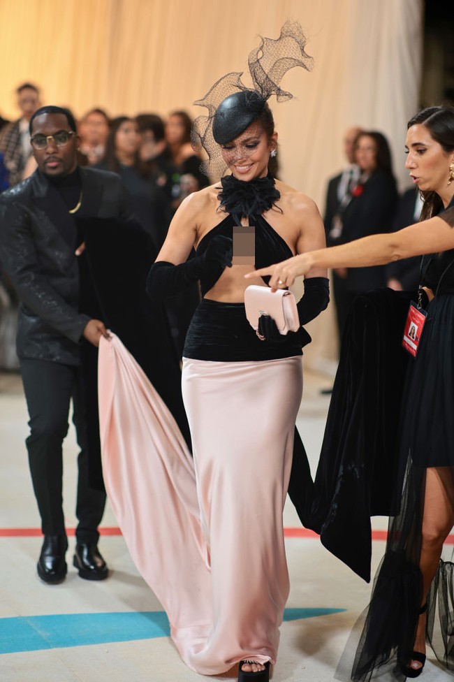 Penampilan seksi Jennifer Lopez di Met Gala 2023 dipuji netizen. “Best Dressed 🔥❤️ ICON,” tulis netizen. “The Queen of the Met Gala,” tulis netizen lainnya. Foto: Getty Images