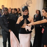 Penampilan seksi Jennifer Lopez di Met Gala 2023 dipuji netizen. “Best Dressed 🔥❤️ ICON,” tulis netizen. “The Queen of the Met Gala,” tulis netizen lainnya. Foto: Getty Images