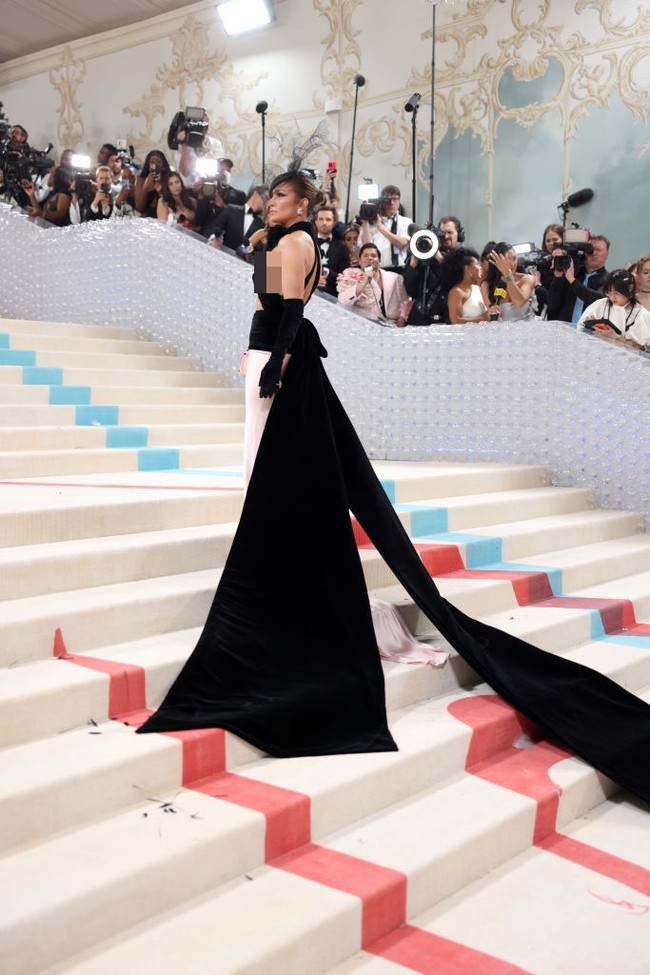 Jennifer Lopez yang biasanya datang ke acara selebriti bersama Ben Affleck kali ini tampil sendirian di Met Gala 2023.  Foto: Getty Images