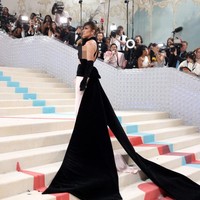 Jennifer Lopez yang biasanya datang ke acara selebriti bersama Ben Affleck kali ini tampil sendirian di Met Gala 2023.  Foto: Getty Images