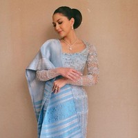 Kebaya rancangan desainer Myrna Myura ini dipadukan dengan kain songket dari koleksi Merdi Sihombing. Foto: Instagram/@myrnamyura