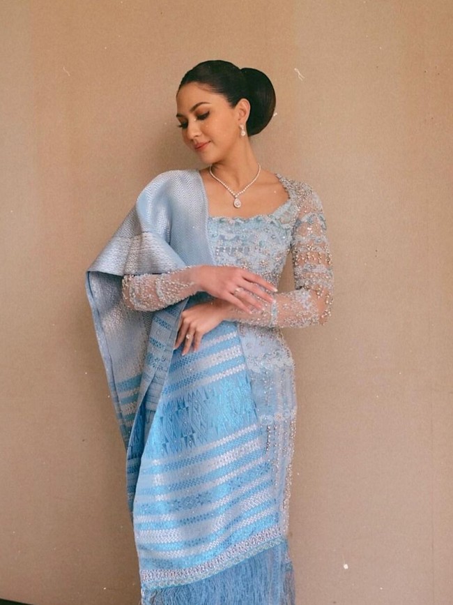 Kebaya rancangan desainer Myrna Myura ini dipadukan dengan kain songket dari koleksi Merdi Sihombing. Foto: Instagram/@myrnamyura