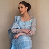 Jessica Mila memilih kebaya Martumpol warna biru muda yang menonjolkan warna kulitnya yang cerah. Kebaya tampak mewah berkat taburan payet, mutiara serta kristal. Foto: Instagram/@myrnamyura