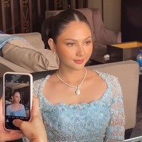 Bintang ‘Perfect Strangers’ ini tampil cantik dengan riasan wajah bernuansa nude peach. Sementara rambutnya ditata ke belakang dengan sanggul modern. Foto: Instagram/@myrnamyura