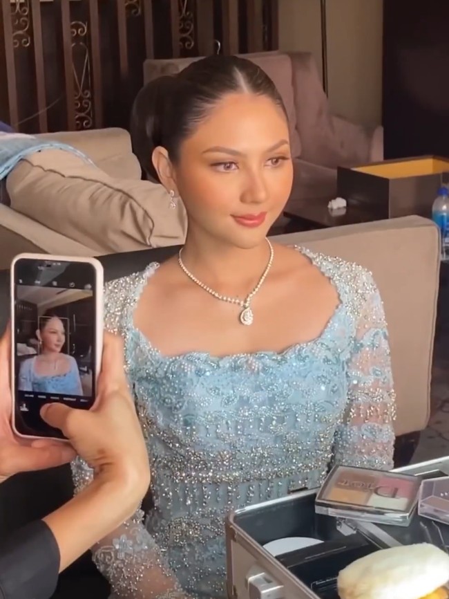 Bintang ‘Perfect Strangers’ ini tampil cantik dengan riasan wajah bernuansa nude peach. Sementara rambutnya ditata ke belakang dengan sanggul modern. Foto: Instagram/@myrnamyura