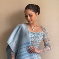 Anting serta kalung berhias mutiara dan berlian kian melengkapi kesempurnaan penampilannya menjelang diperistri Yakup Hasibuan. Foto: Instagram/@myrnamyura