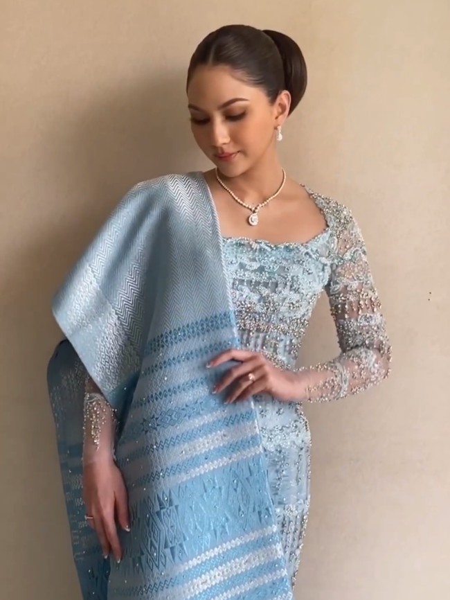 Anting serta kalung berhias mutiara dan berlian kian melengkapi kesempurnaan penampilannya menjelang diperistri Yakup Hasibuan. Foto: Instagram/@myrnamyura