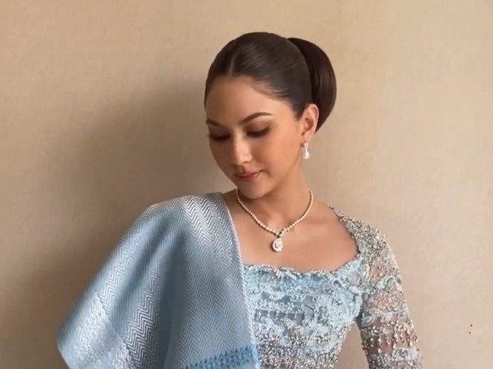 Jessica Mila pakai kebaya Martumpol.