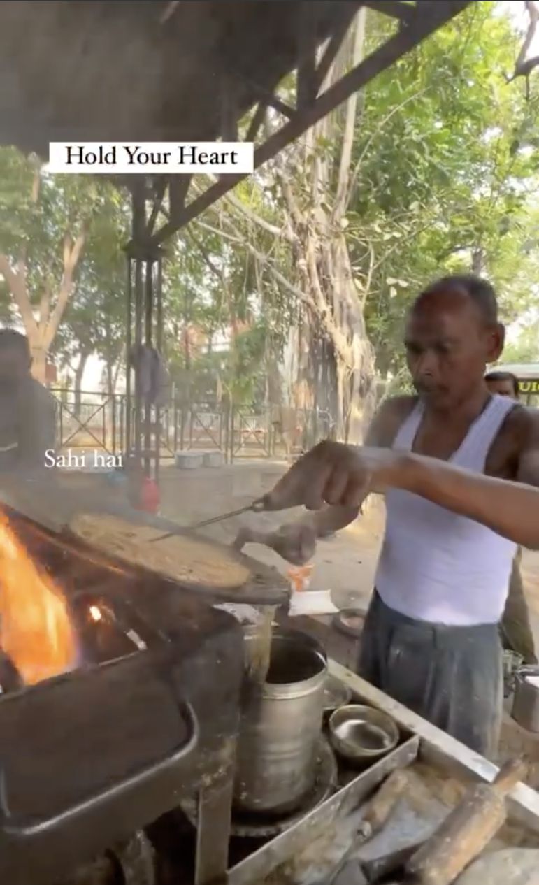 Jualan Roti Prata, Kakek Ini Disorot karena Pakai Banyak Minyak Goreng