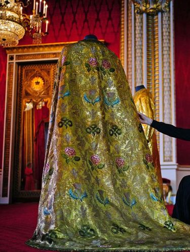 Jubah penobatan Pangeran Charles