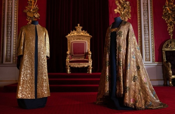 Jubah penobatan Pangeran Charles