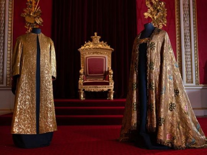 Jubah penobatan Pangeran Charles