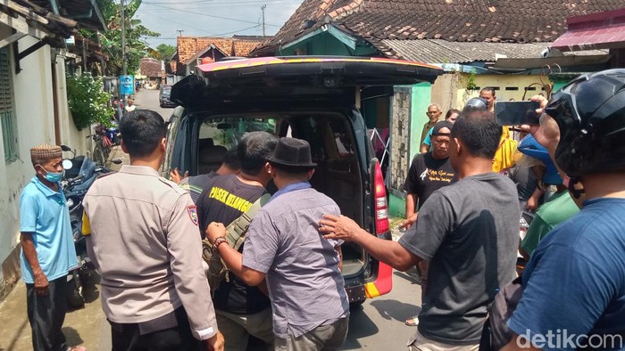 Polisi dan warga mengevakuasi jenazah Kakek di Delanggu, Klaten.
