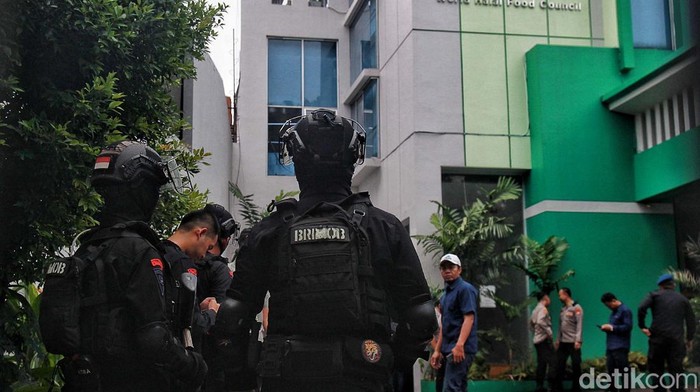 Kantor MUI Digaris Polisi, Kendaraan Taktis Siaga, Polisi Laras Panjang Berjaga Usai terjadi penembakan, kantor MUI Pusat di Jakarta langsung digaris polisi. kendaraan taktis dan polisi bersenjata laras panjang juga siaga.