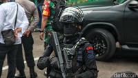 Dalam peristiwa itu, seorang karyawan terluka, sementara pelaku tewas.