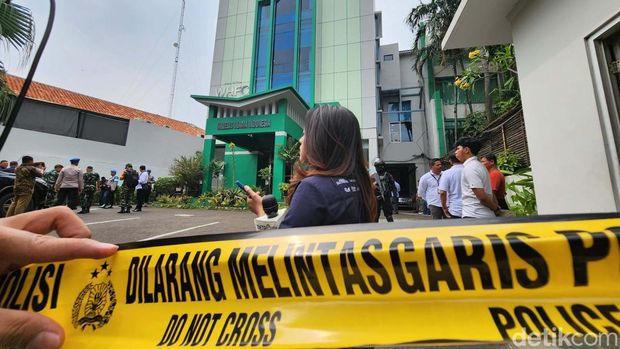 Usai terjadi penembakan, kantor MUI Pusat di Jakarta langsung digaris polisi. kendaraan taktis dan polisi bersenjata laras panjang juga siaga.