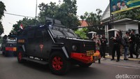 Kendaraan taktis juga terlihat berjaga di depan kantor MUI Pusat.