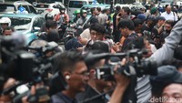 Insiden ini membuat lalu lintas di Jalan Proklamasi, Jakarta, tersendat.
