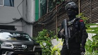 Polisi dengan menentang senjata laras panjang berjaga di depan Kantor MUI Pusat, Jalan Proklamasi, Jakarta Pusat, Selasa (2/5/2023).