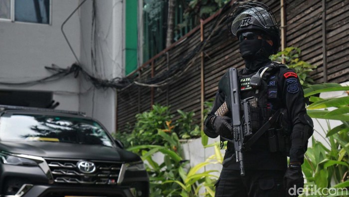 Kantor MUI Digaris Polisi, Kendaraan Taktis Siaga, Polisi Laras Panjang Berjaga Usai terjadi penembakan, kantor MUI Pusat di Jakarta langsung digaris polisi. kendaraan taktis dan polisi bersenjata laras panjang juga siaga.