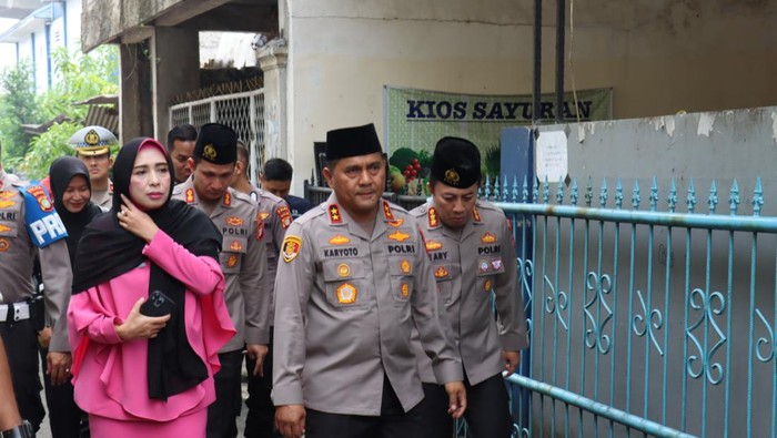Kapolda Metro Jaya Irjen Karyoto melayat langsung ke rumah duka Aipda Fadly. Dia meninggal dunia dalam tugas saat melaksanakan tugas Operasi Ketupat Jaya 2023. (dok istimewa)