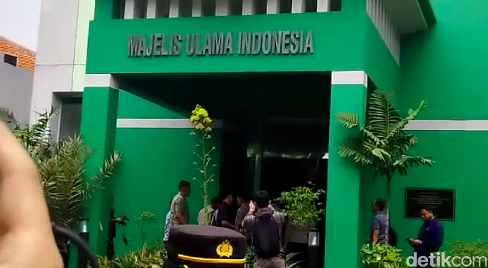 Kapolda Metro Jaya Irjen Karyoto mendatangi Kantor Majelis Ulama Indonesia (MUI). Irjen Karyoto mengecek kondisi di kantor MUI usai terjadi insiden penembakan. (Brigitta Belia/detikcom)