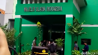 Kapolda Metro Jaya Irjen Karyoto mendatangi Kantor Majelis Ulama Indonesia (MUI). Irjen Karyoto mengecek kondisi di kantor MUI usai terjadi insiden penembakan. (Brigitta Belia/detikcom)