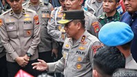 Ada butiran-butiran isi peluru, ada tabung gas kecil juga, yang disebut air softgun, bukan senjata api, kata Karyoto dalam keterangannya kepada wartawan di kantor MUI pusat, Jl Proklamasi, Menteng, Jakarta Pusat, Rabu (2/5/2023).