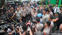 Tembakan air softgun tersebut mengenai punggung satu orang yang ada di dalam gedung. Pelaku kemudian keluar dan dikejar oleh pamdal dan karyawan MUI. Setelah ditangkap, pelaku pingsan.