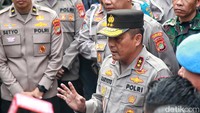 Kapolda Metro Jaya Irjen Pol Karyoto memberi pernyataan pers terkait insiden penembakan di Kantor MUI Pusat, Jl Proklamasi, Jakarta Pusat, Selasa (2/5/2023).