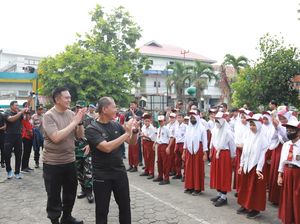 Kapolda dan Danrem di Riau Peringati Hardiknas Bareng Ratusan Siswa SD