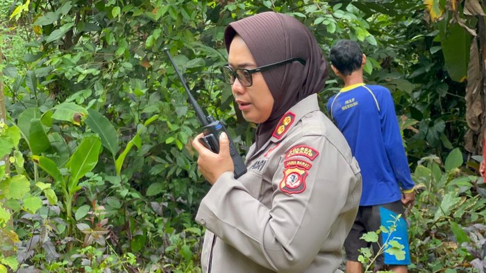 Kapolres Subang AKBP Sumarni saat ikut pencarian bocah yang hilang misterius