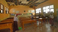 Hingga kini, kerusakan di sekolah ini semakin meluas ke bagian plafon, atap, kursi, dan meja. Namun, kondisi sekolah yang memprihatinkan tersebut tak kunjung diperbaiki Pemda setempat dikarenakan tidak ada anggaran. 