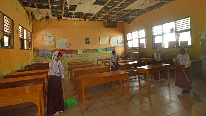 Sejumlah murid mengikuti proses belajar mengajar di ruang kelas yang plafonnya rusak di SD Negeri Sindangraksa, Walantaka, Kota Serang, Banten, Selasa (2/5/2023). Menurut Kepala Sekolah Asi Samsiah, bangunan sekolah tersebut sudah mengalami kerusakan sejak tahun 2012 pada dinding dan jenjela serta kini semakin meluas ke bagian plafon, atap, kursi, dan meja namun tak kunjung diperbaiki Pemda setempat karena tidak ada anggaran. ANTARA FOTO/Asep Fathulrahman/tom.