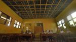 Kasihan.. Murid-murid Ini Terpaksa Belajar di Sekolah yang Rusak