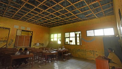Kasihan.. Murid-murid Ini Terpaksa Belajar di Sekolah yang Rusak